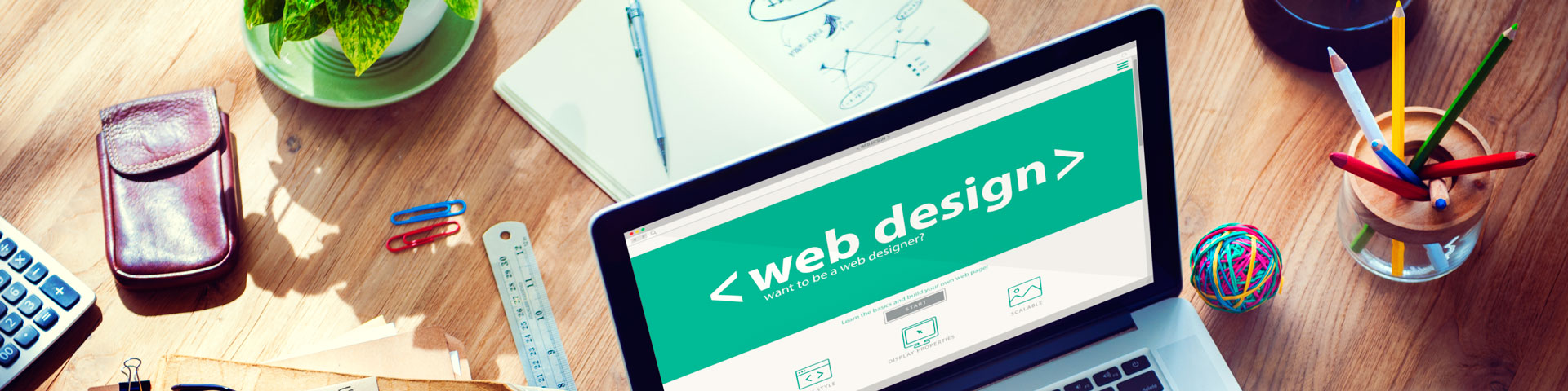 摄图网_502438086_在笔记本电脑上工作的设计人员（企业商用）